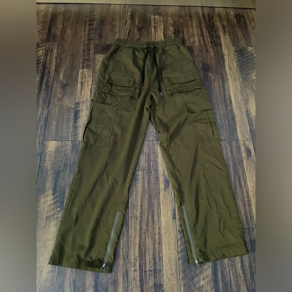 Medium Fit:Selling because they've out grown me:Greenish Brown but a bit deeper